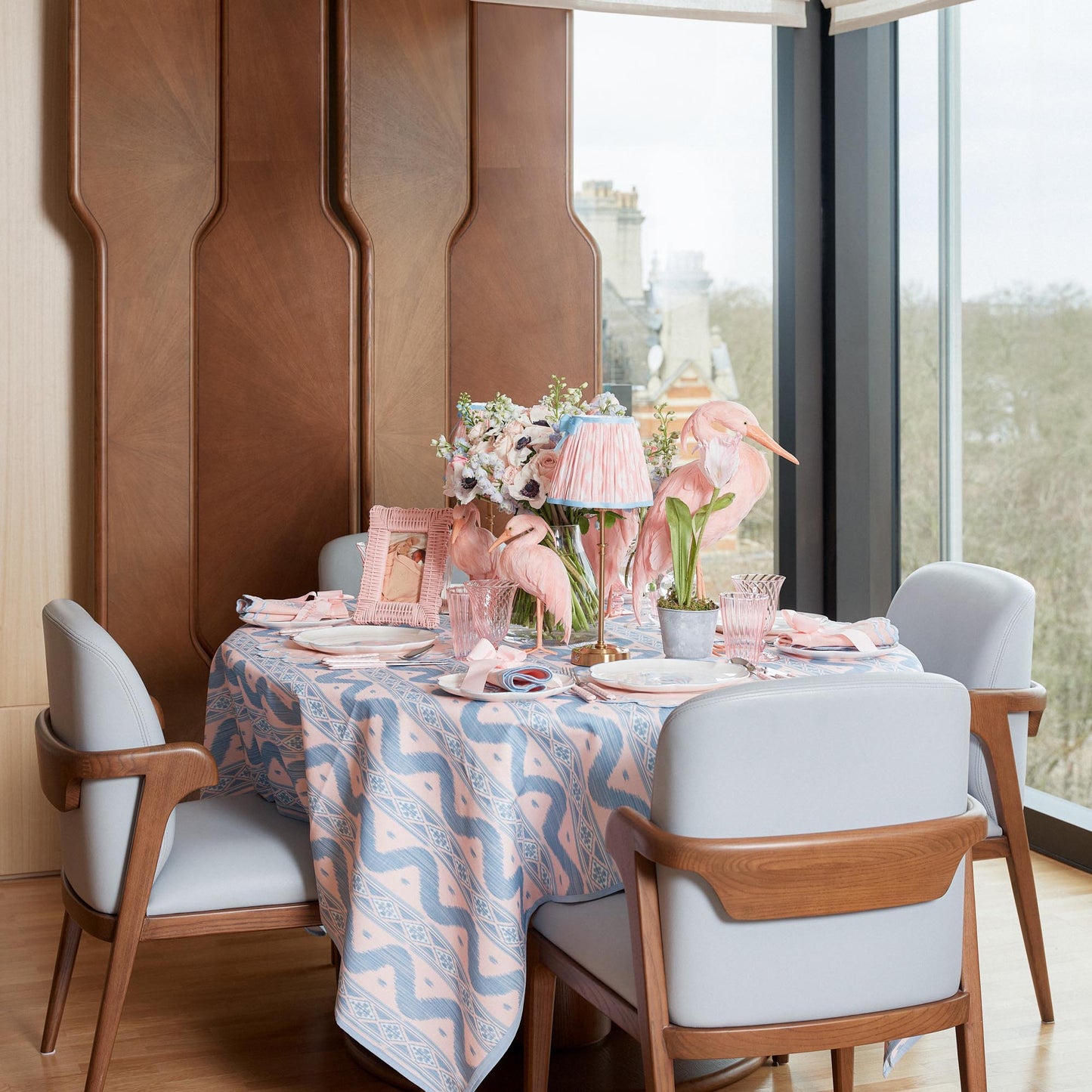 Lampada ricaricabile Edie con paralume in ikat rosa e blu (18 cm)