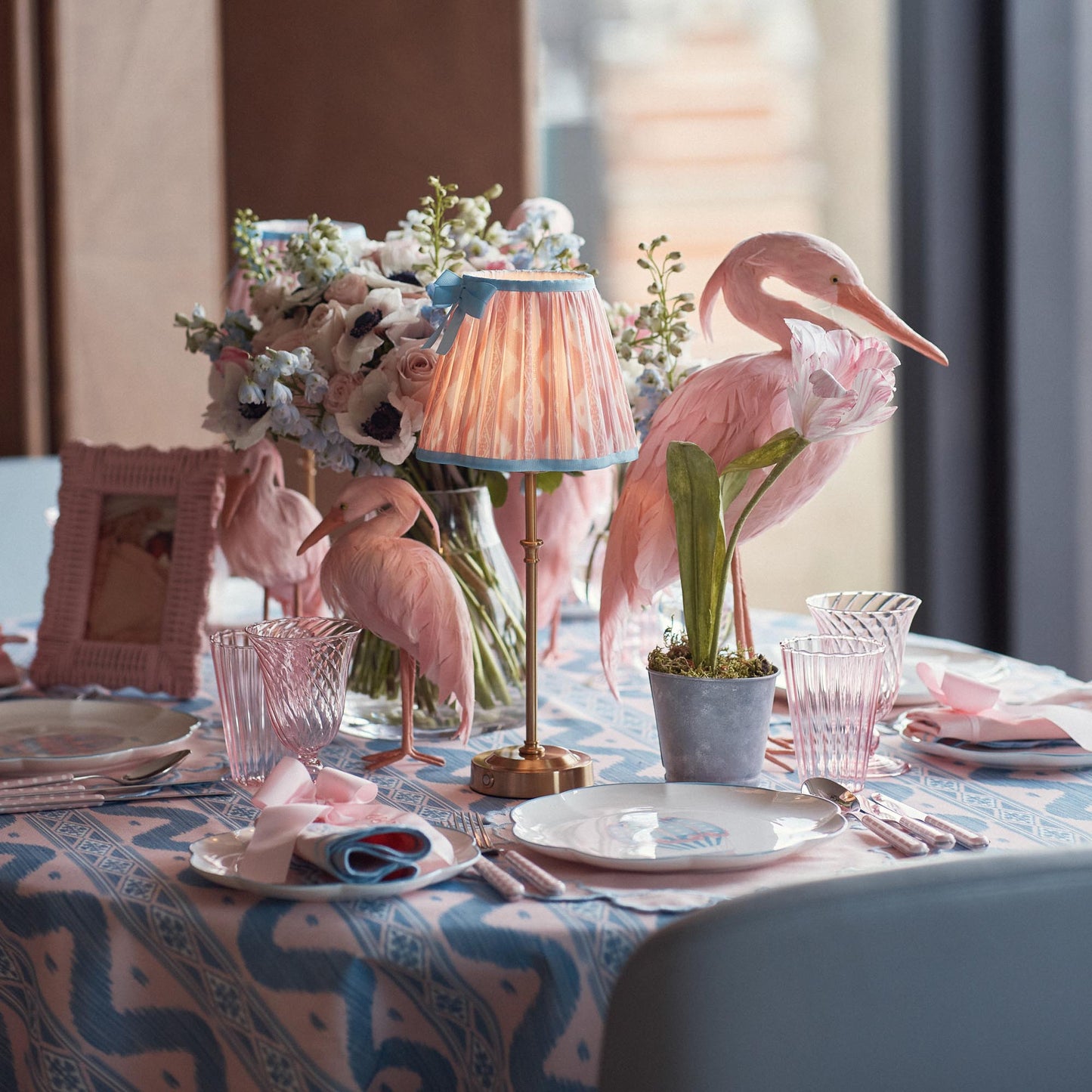 Lampada ricaricabile Edie con paralume in ikat rosa e blu (18 cm)