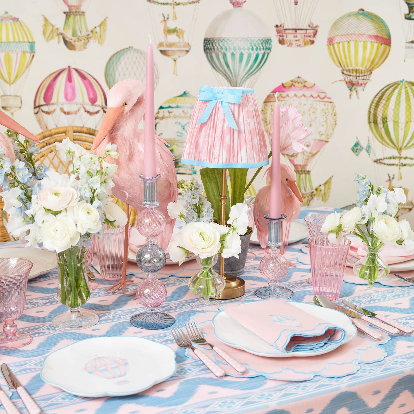 Lampada ricaricabile Edie con paralume in ikat rosa e blu (18 cm)