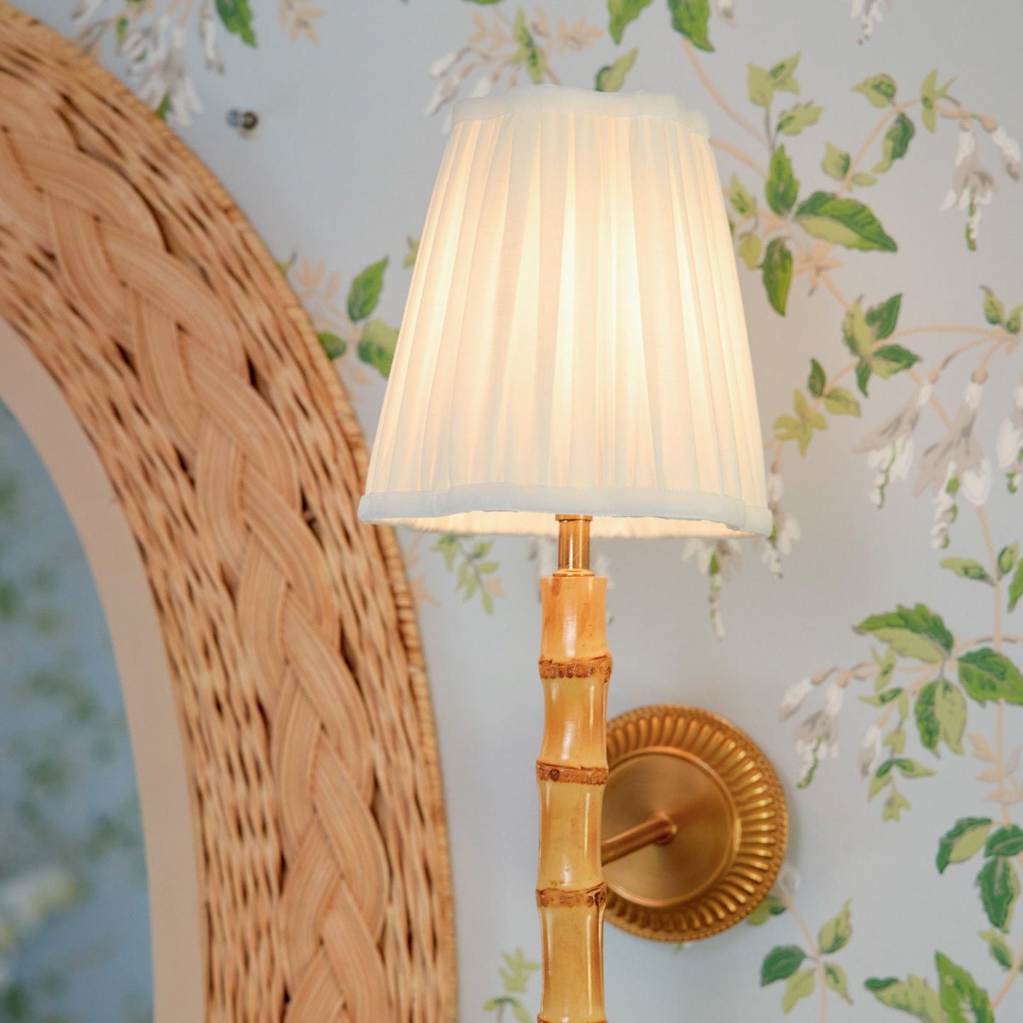 Lampada da parete ricaricabile in bambù con paralume color crema (14 cm)