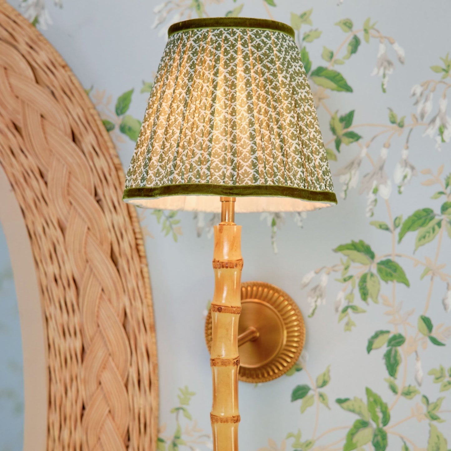 Lampada da parete ricaricabile in bambù con paralume in loto olivastro (18 cm)