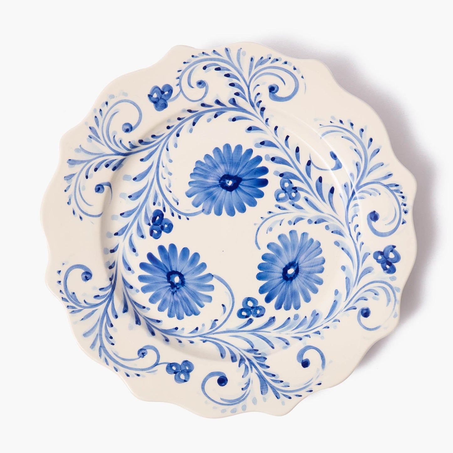Piatto di antipasti con fiori blu
