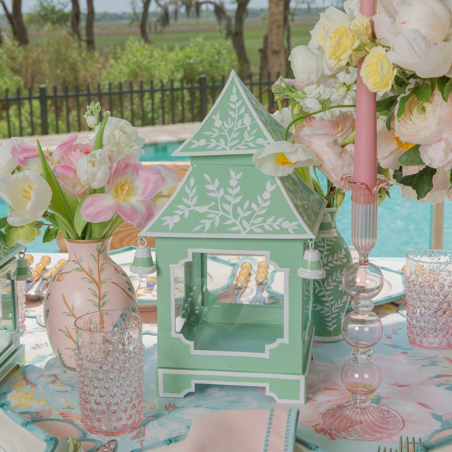 Lanterna pagoda in stile cinese verde tenue