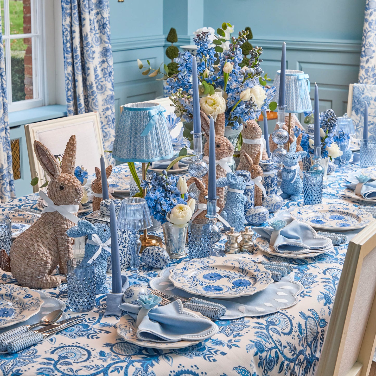 Piatto piano con fiori blu