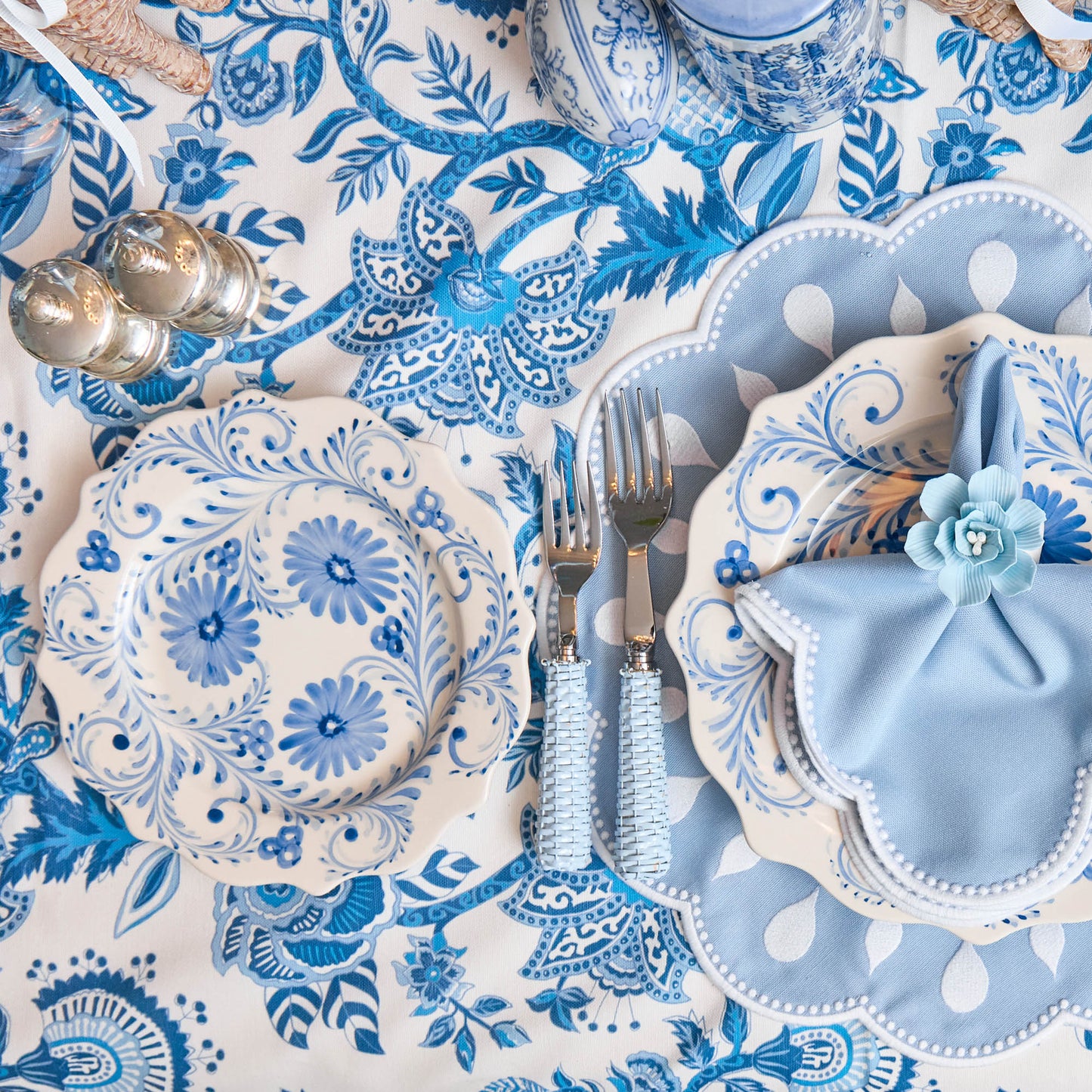 Piatto di antipasti con fiori blu