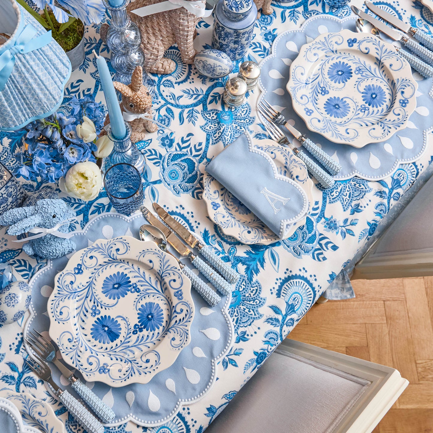 Piatto piano con fiori blu