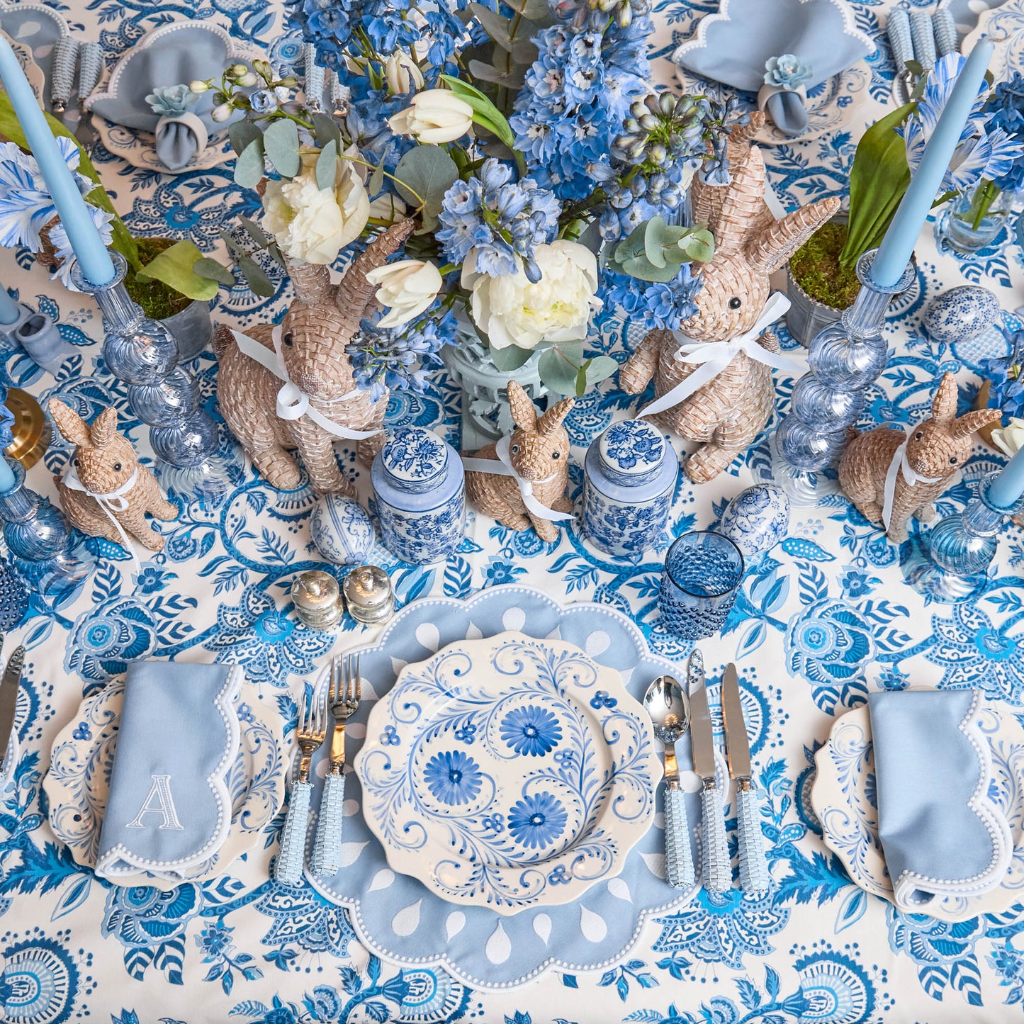 Piatto piano con fiori blu