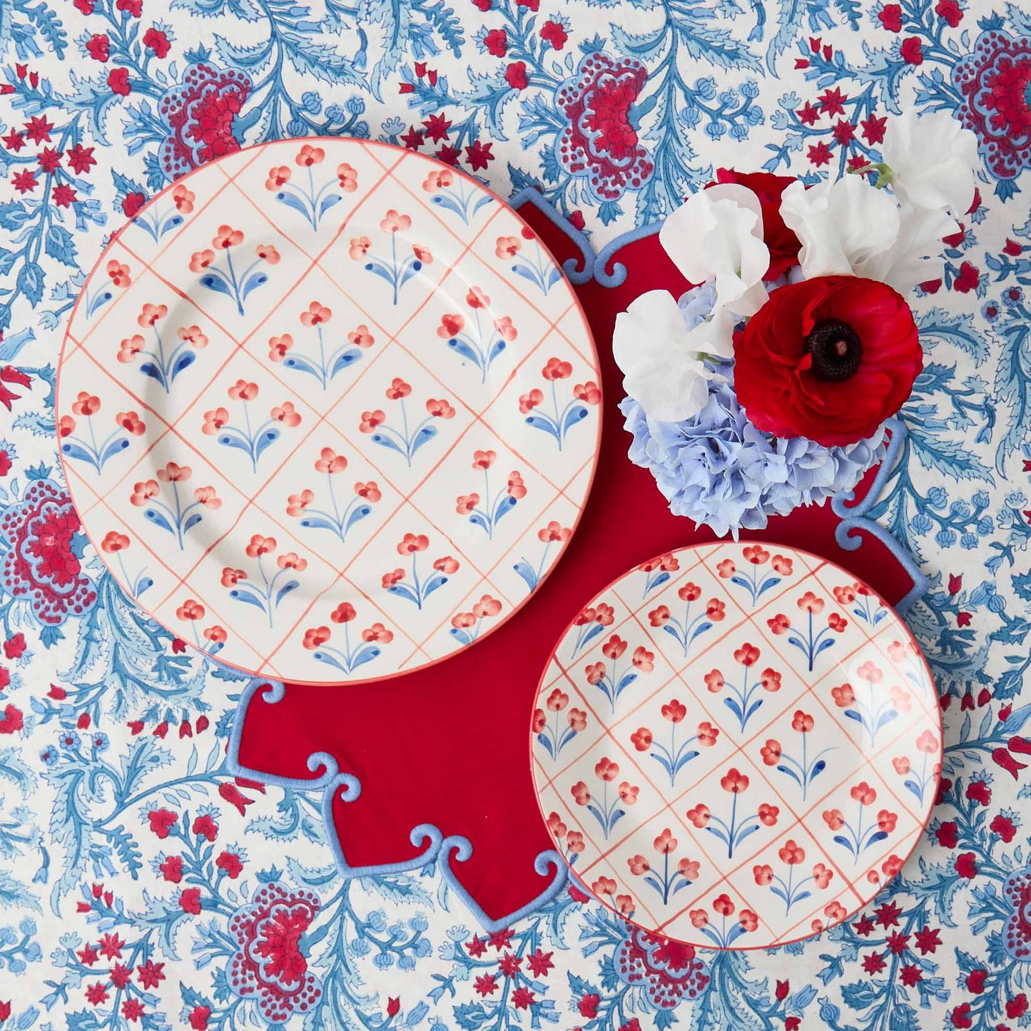 Piatto di partenza con traliccio floreale blu e rosso