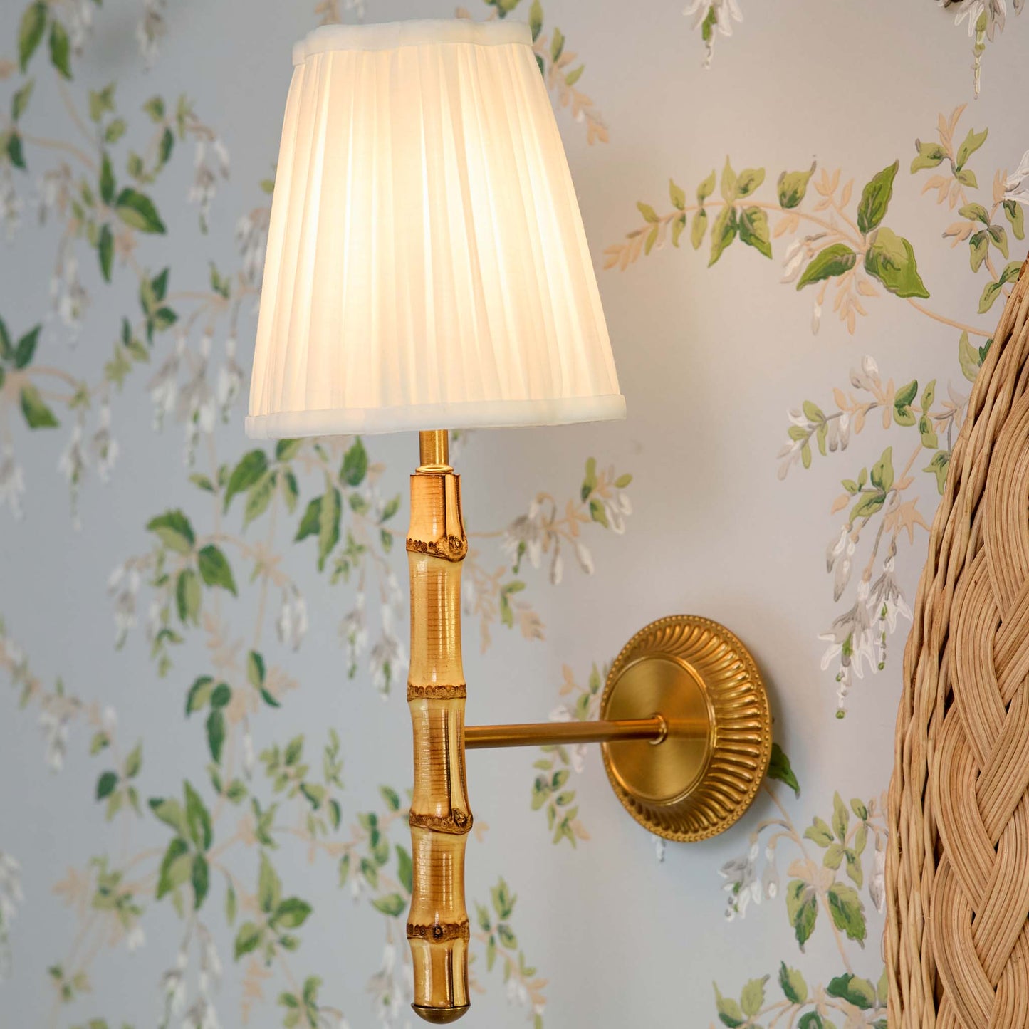 Lampada da parete ricaricabile in bambù con paralume color crema (14 cm)