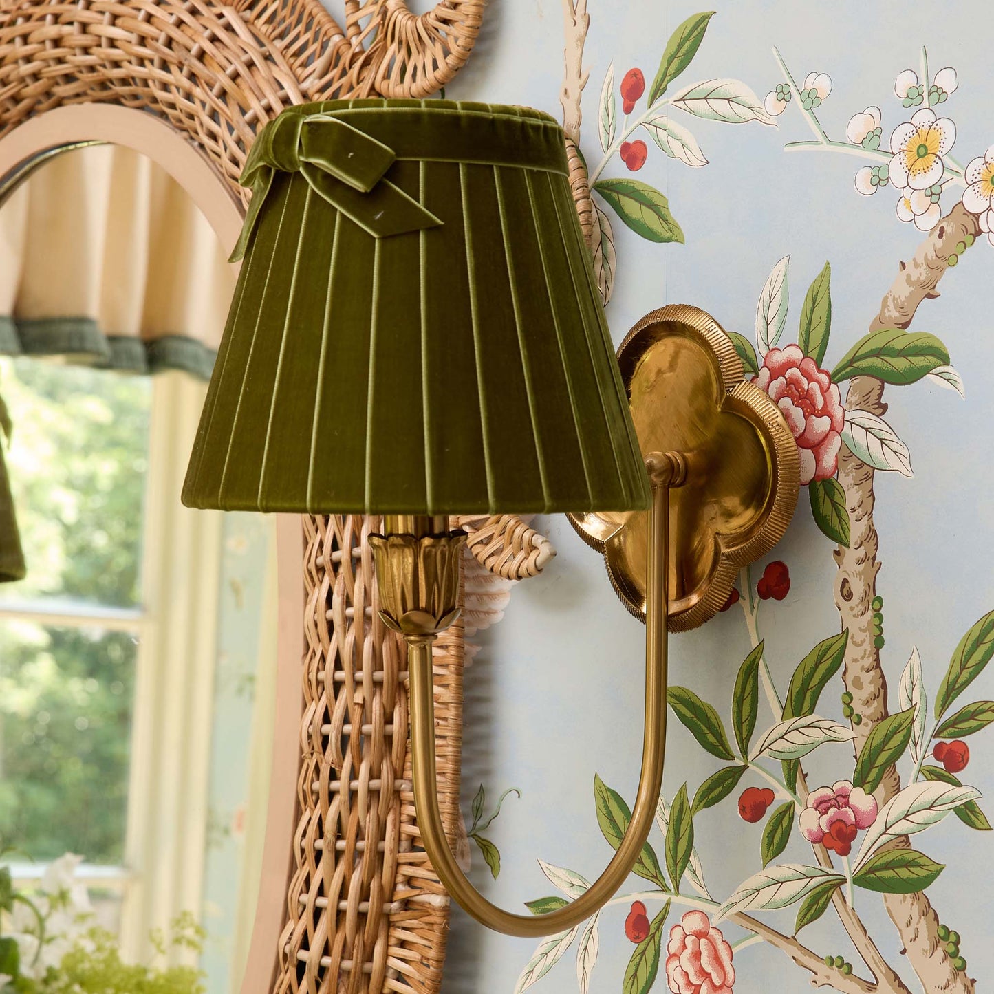 Lampada da parete ricaricabile a quattro foglie con paralume in velluto color oliva (18 cm)