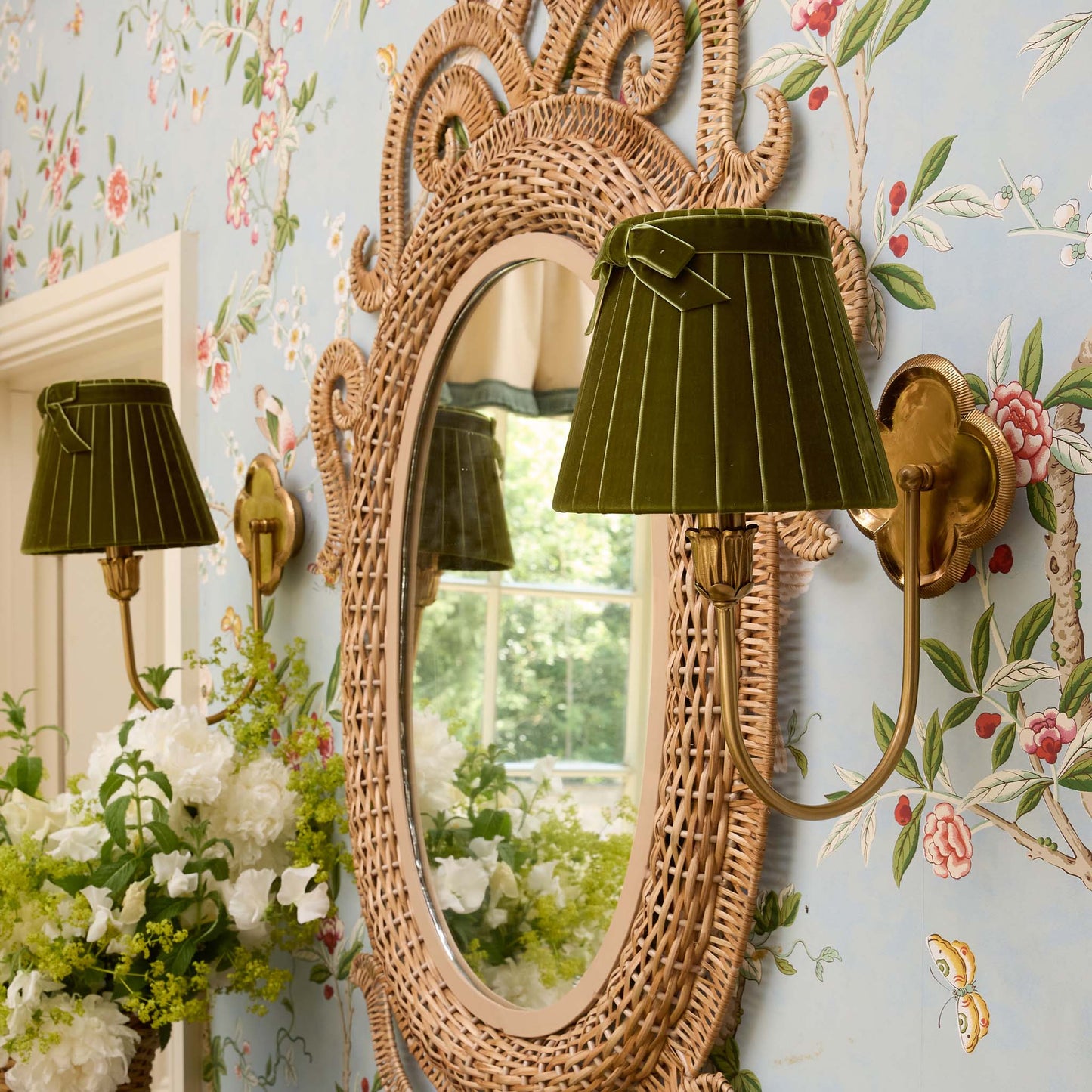 Lampada da parete ricaricabile a quattro foglie con paralume in velluto color oliva (18 cm)