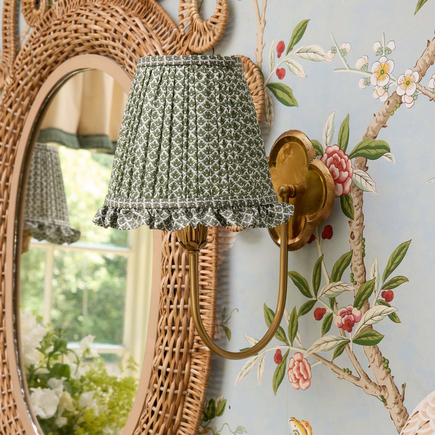 Lampada da parete ricaricabile a quattro foglie con paralume a balze color loto oliva (18 cm)