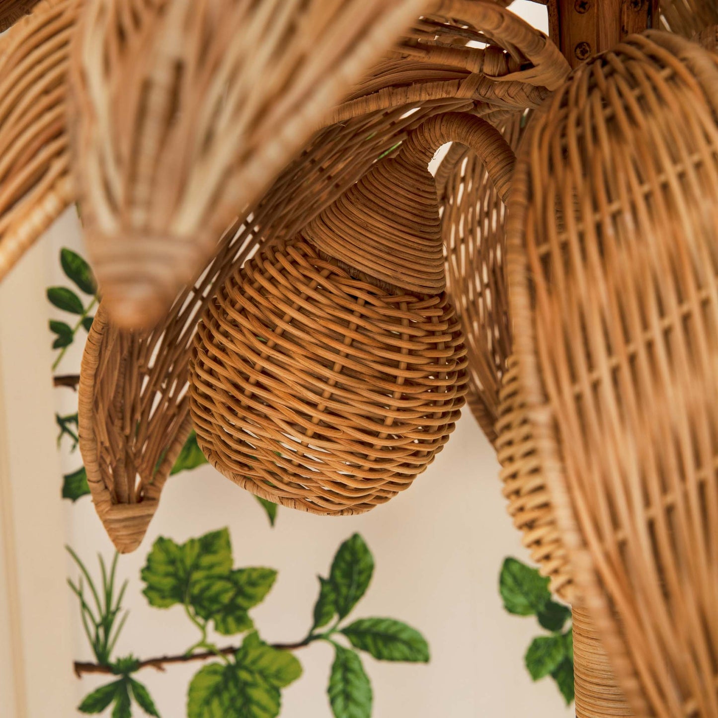 Lampada da terra in rattan con palma