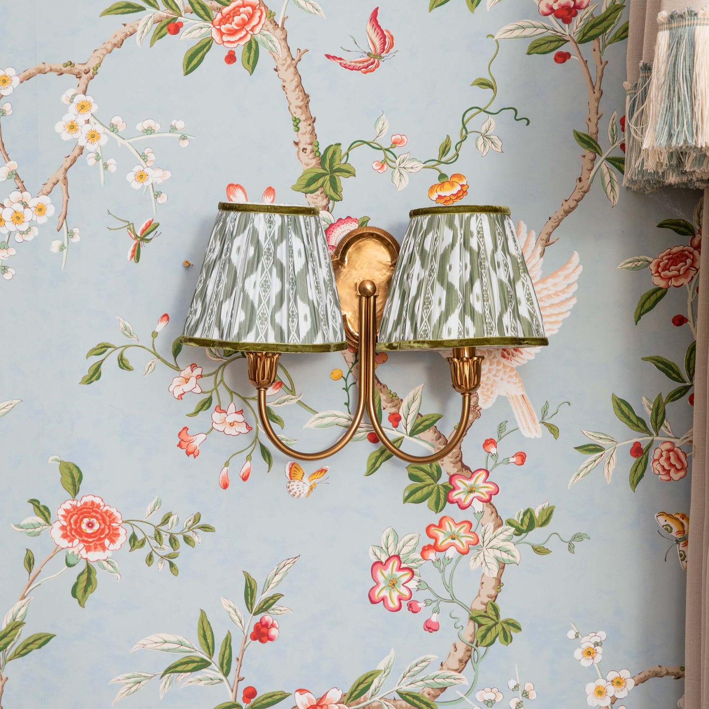 Lampada da parete doppia ricaricabile a quattro foglie con paralumi color oliva Ikat (18 cm)