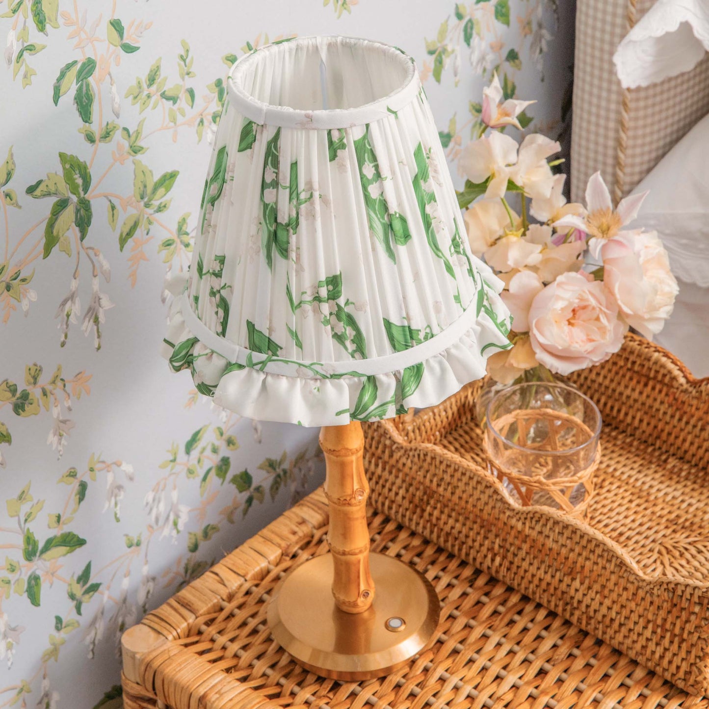 Lampada ricaricabile in bambù con paralume a balze con motivo mughetto (18 cm)