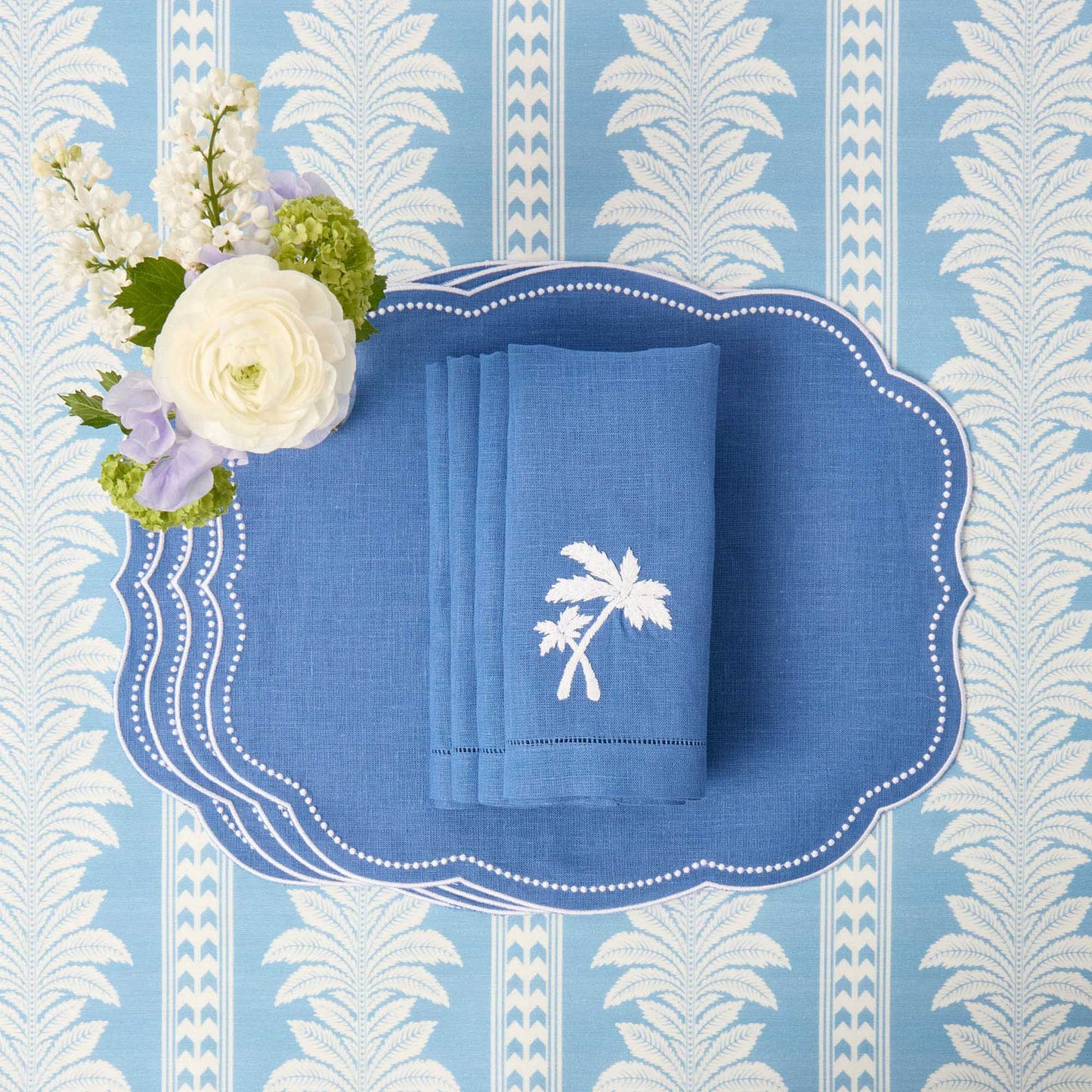 Tovagliette all'americana in lino blu Eloise e tovaglioli con palme (set da 4)