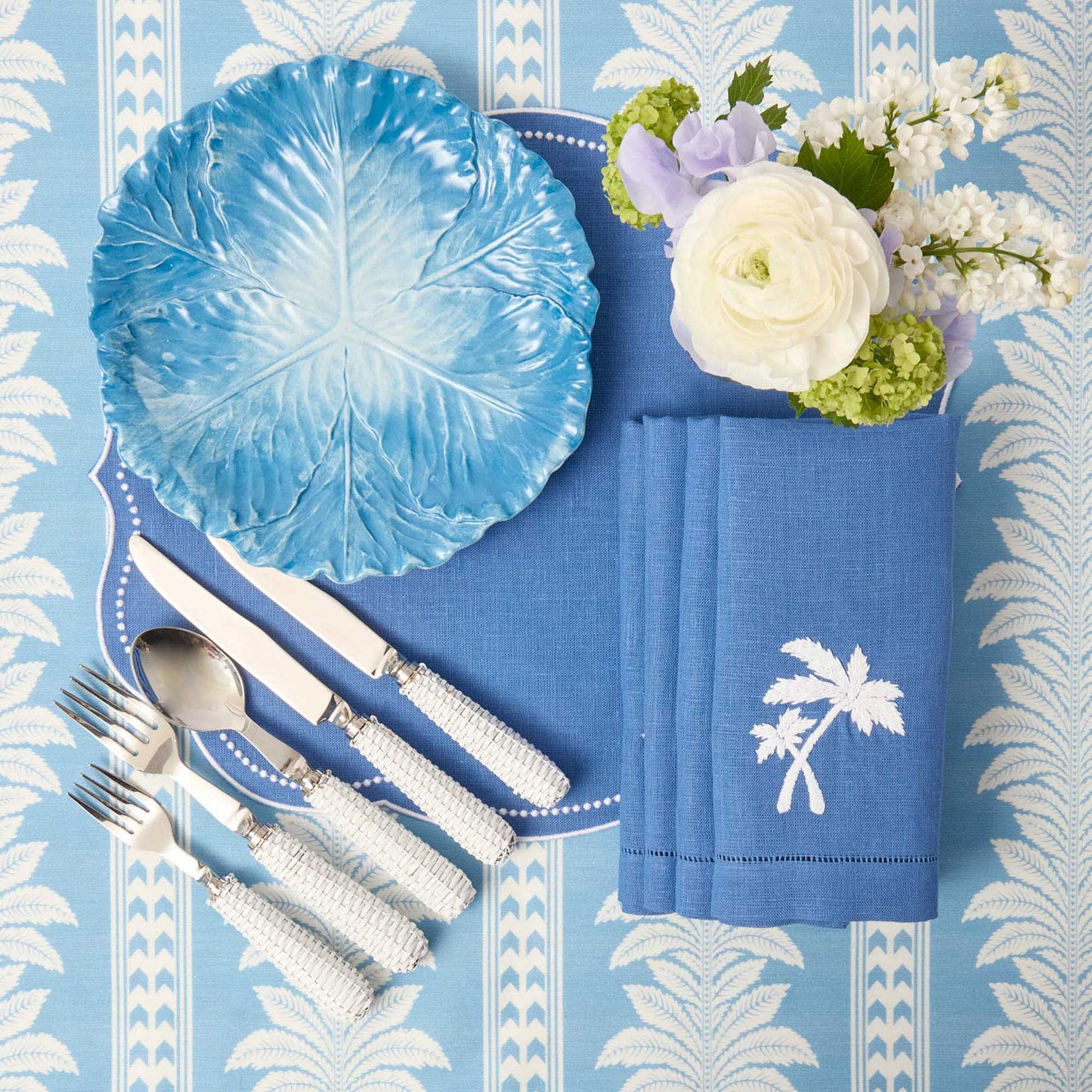 Tovagliette all'americana in lino blu Eloise e tovaglioli con palme (set da 4)