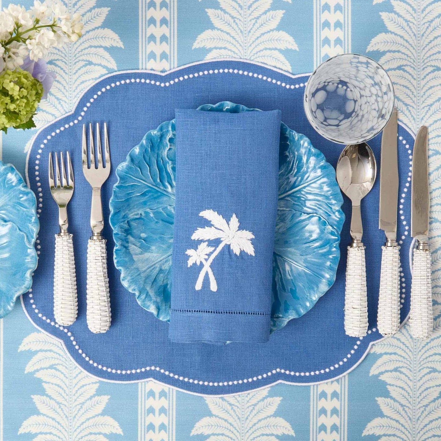 Tovagliette all'americana in lino blu Eloise e tovaglioli con palme (set da 4)