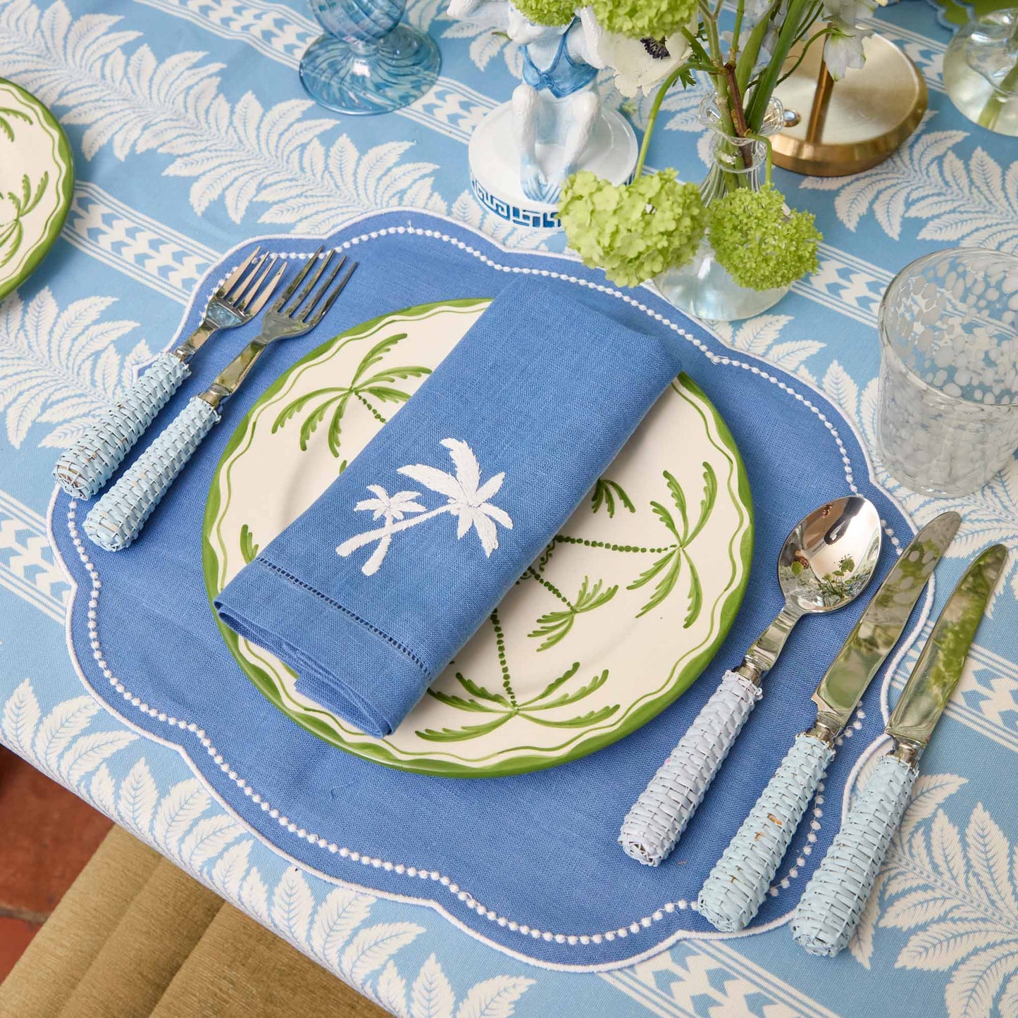 Tovagliette all'americana in lino blu Eloise e tovaglioli con palme (set da 4)