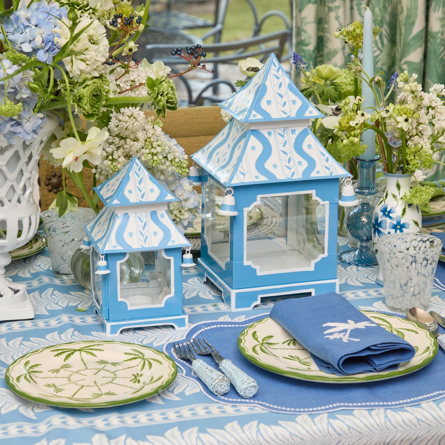 Tovagliette all'americana in lino blu Eloise e tovaglioli con palme (set da 4)