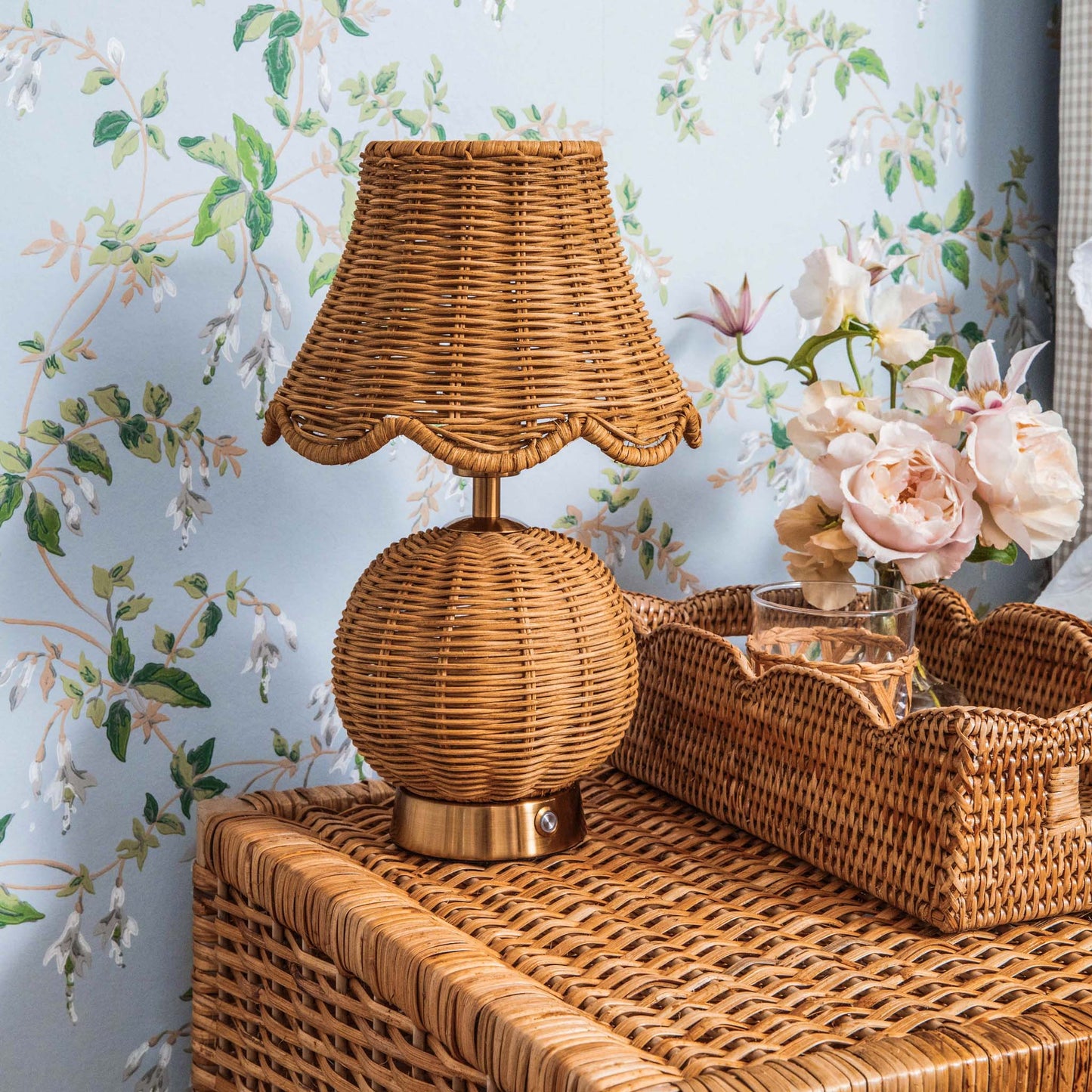 Lampada ricaricabile con paralume in rattan