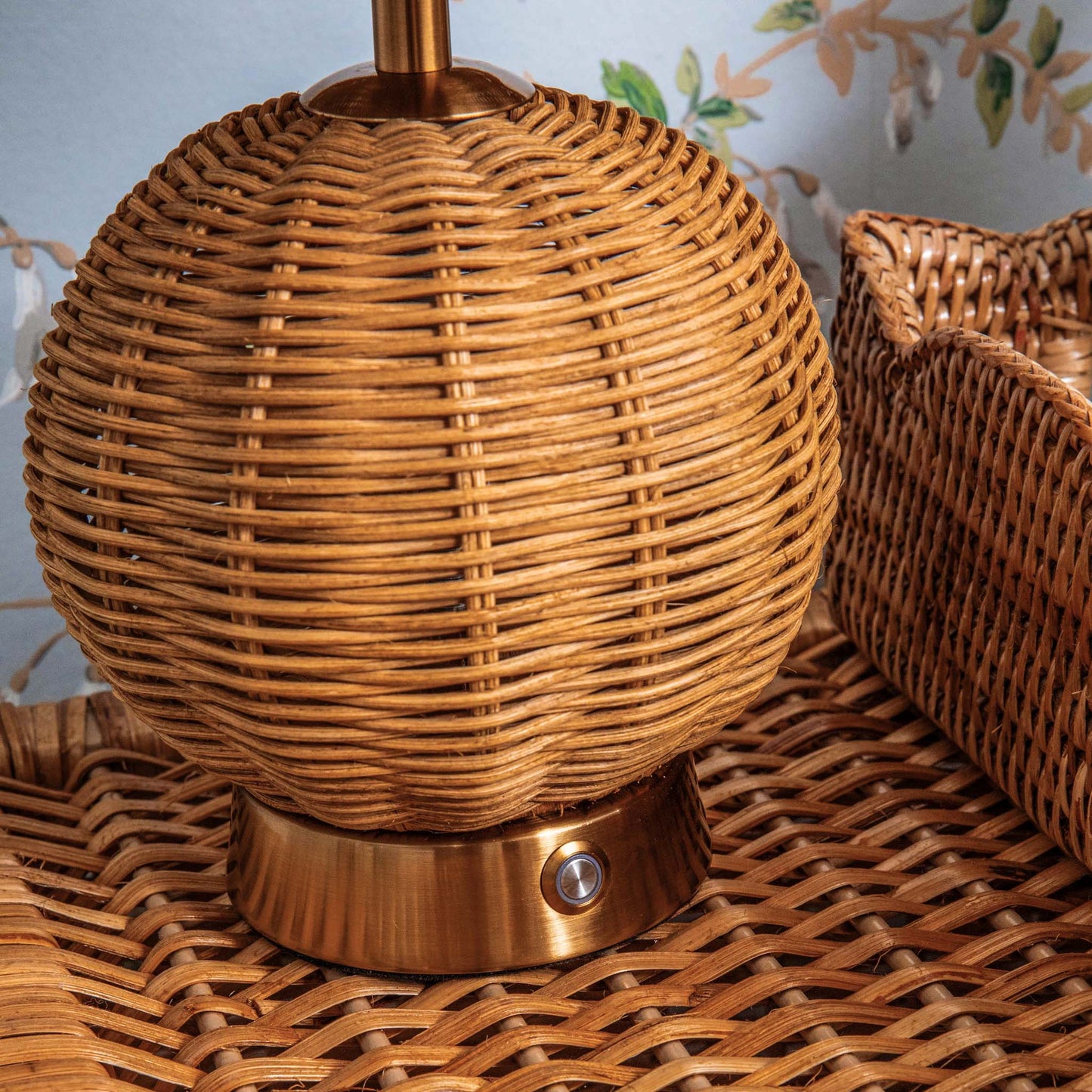 Lampada ricaricabile con paralume in rattan