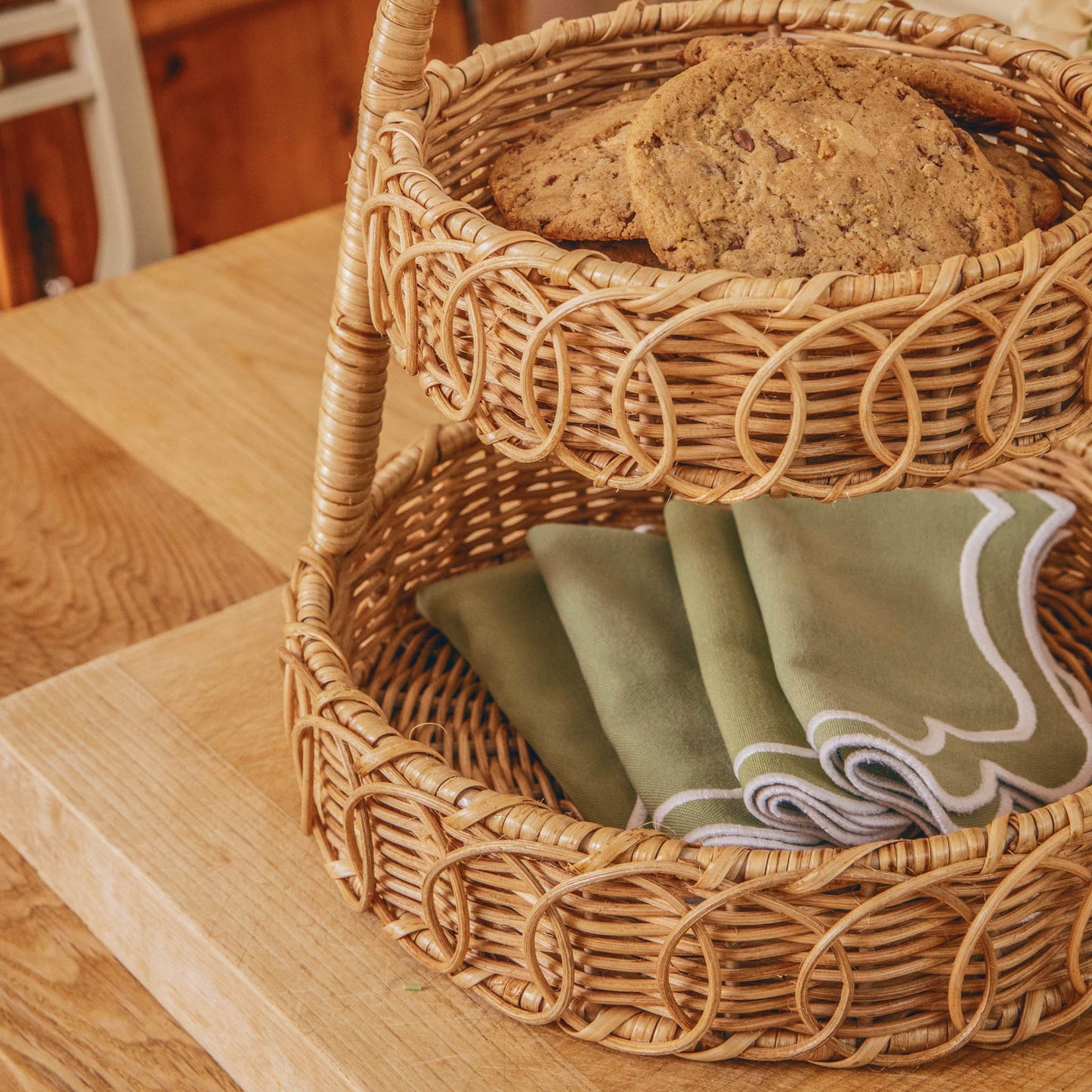 Piccolo supporto a due livelli in rattan