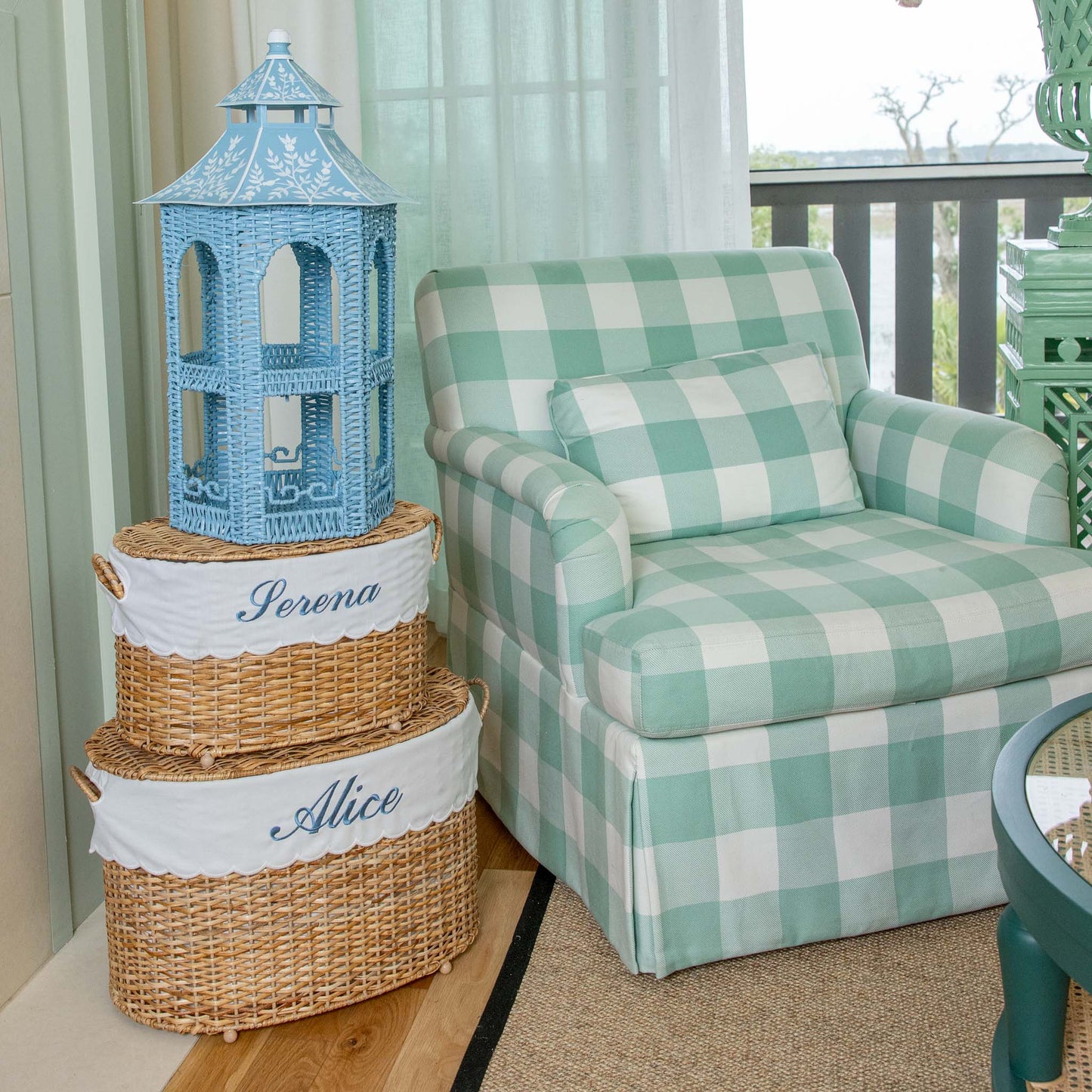 Supporto a pagoda a due livelli in rattan e tole blu