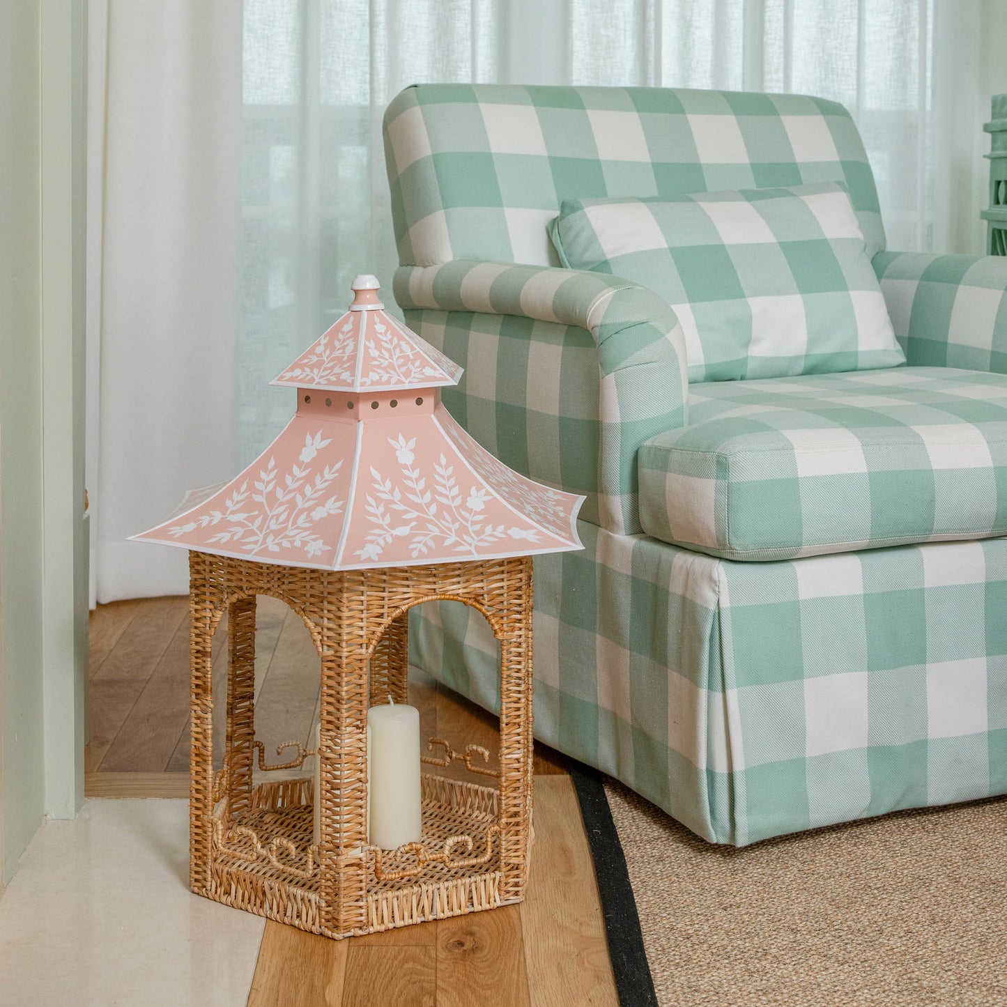 Grande lanterna pagoda in rattan naturale e chinoiserie rosa