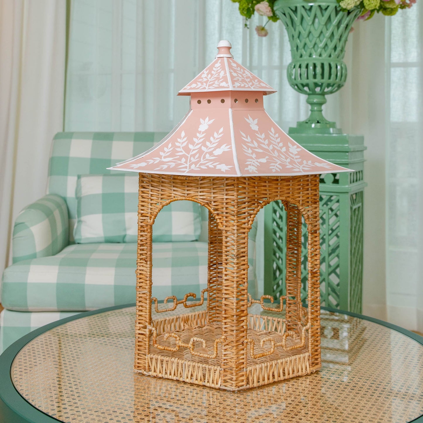 Grande lanterna pagoda in rattan naturale e chinoiserie rosa