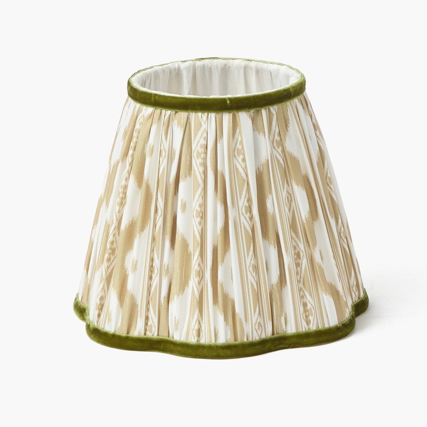 Lampada ricaricabile Ursula in rattan con paralume in stucco e ikat verde (18 cm)