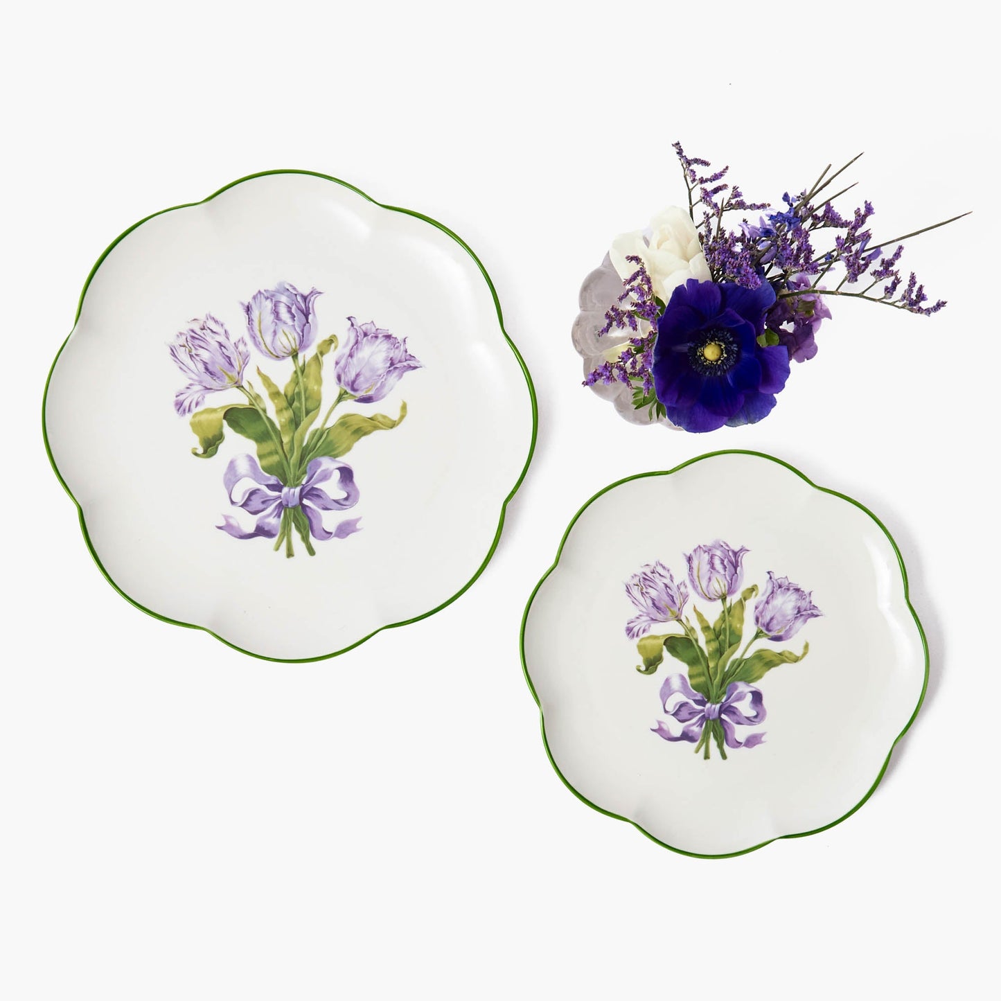 Piatto di antipasti con tulipani viola