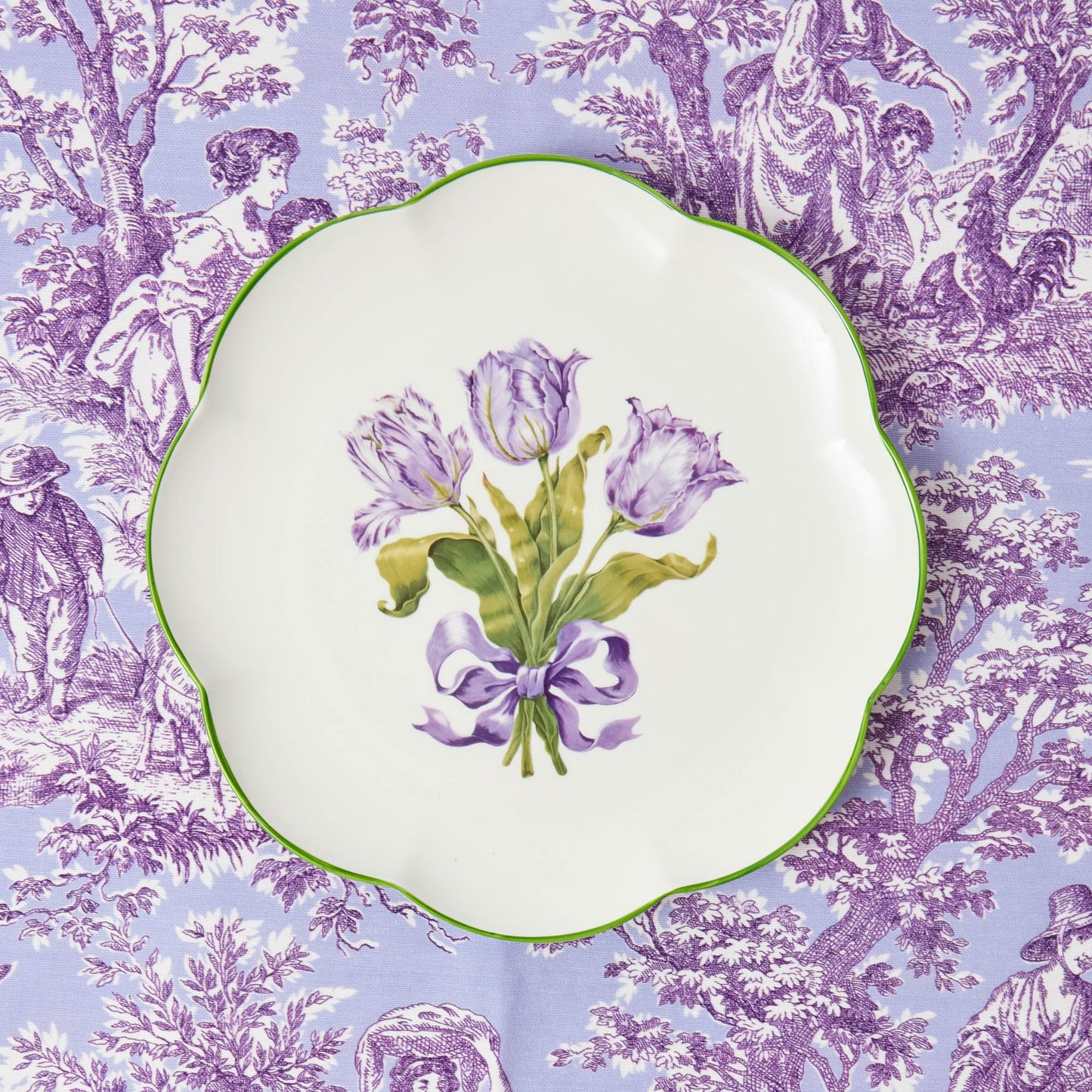 Piatto di antipasti con tulipani viola