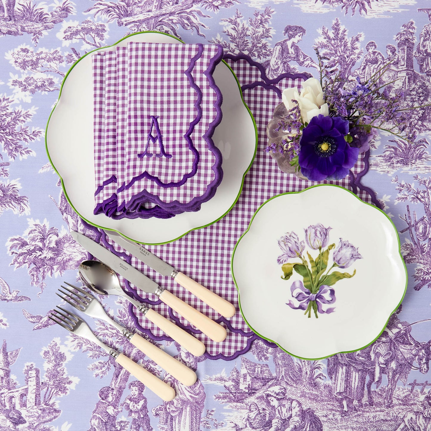 Piatto di antipasti con tulipani viola