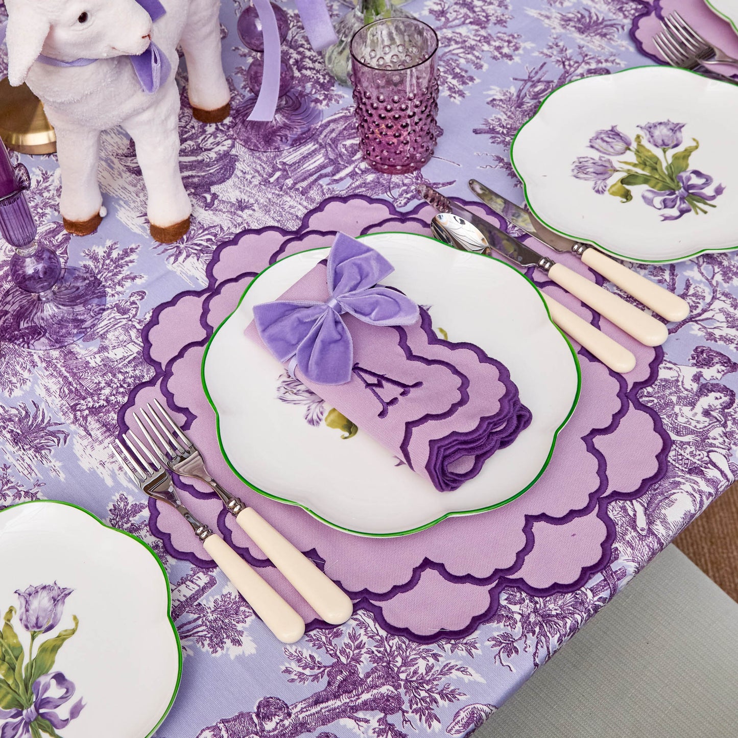 Piatto di antipasti con tulipani viola
