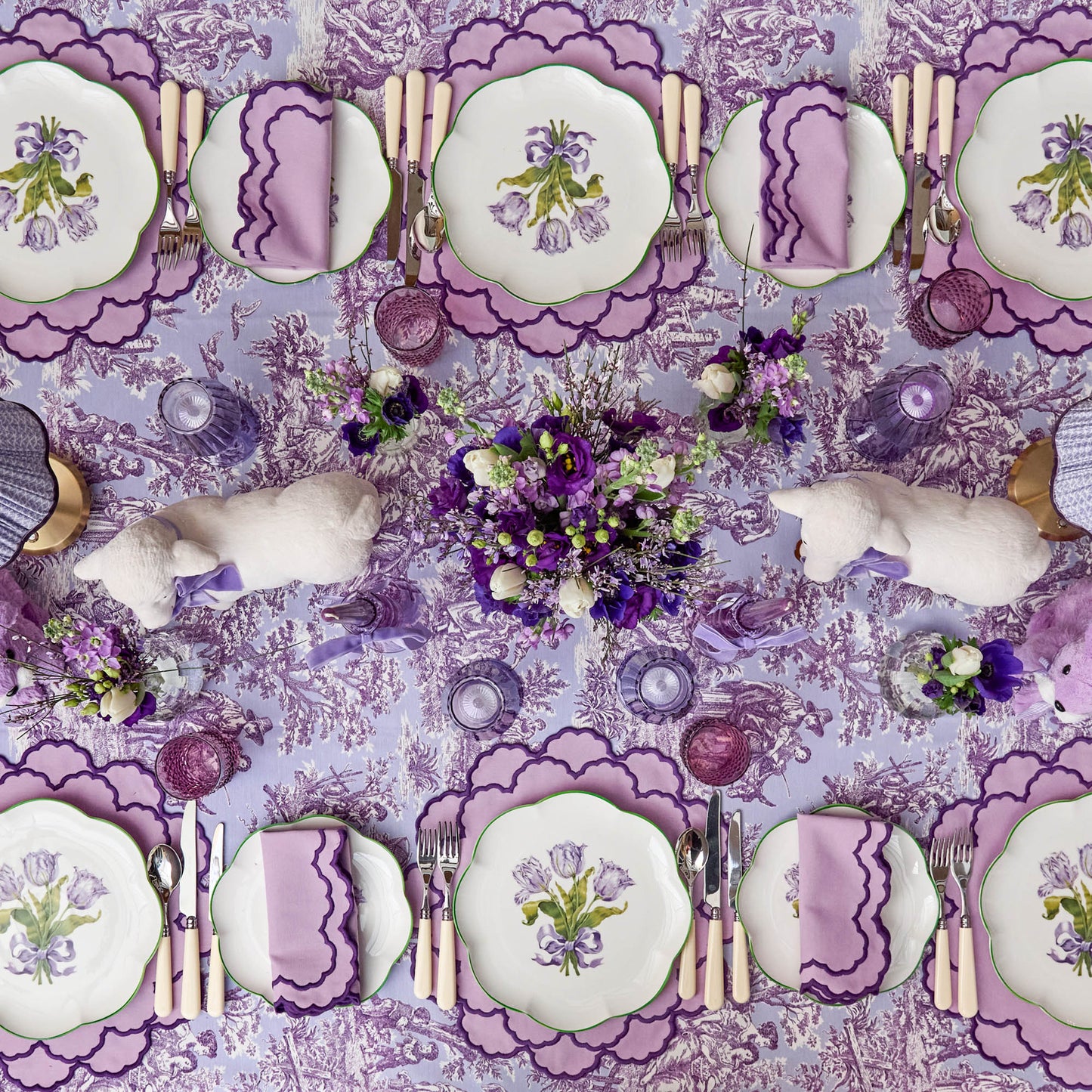Piatto di antipasti con tulipani viola