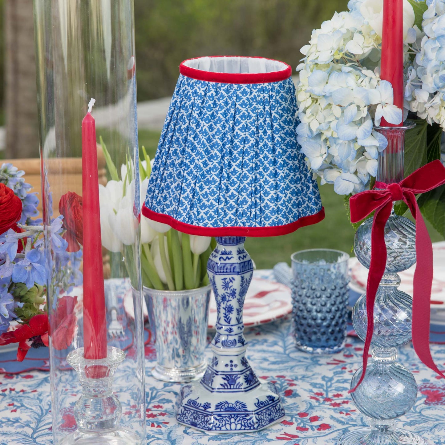 Lampada ricaricabile Serena Chinoiserie con paralume in loto cobalto e rosso (18 cm)