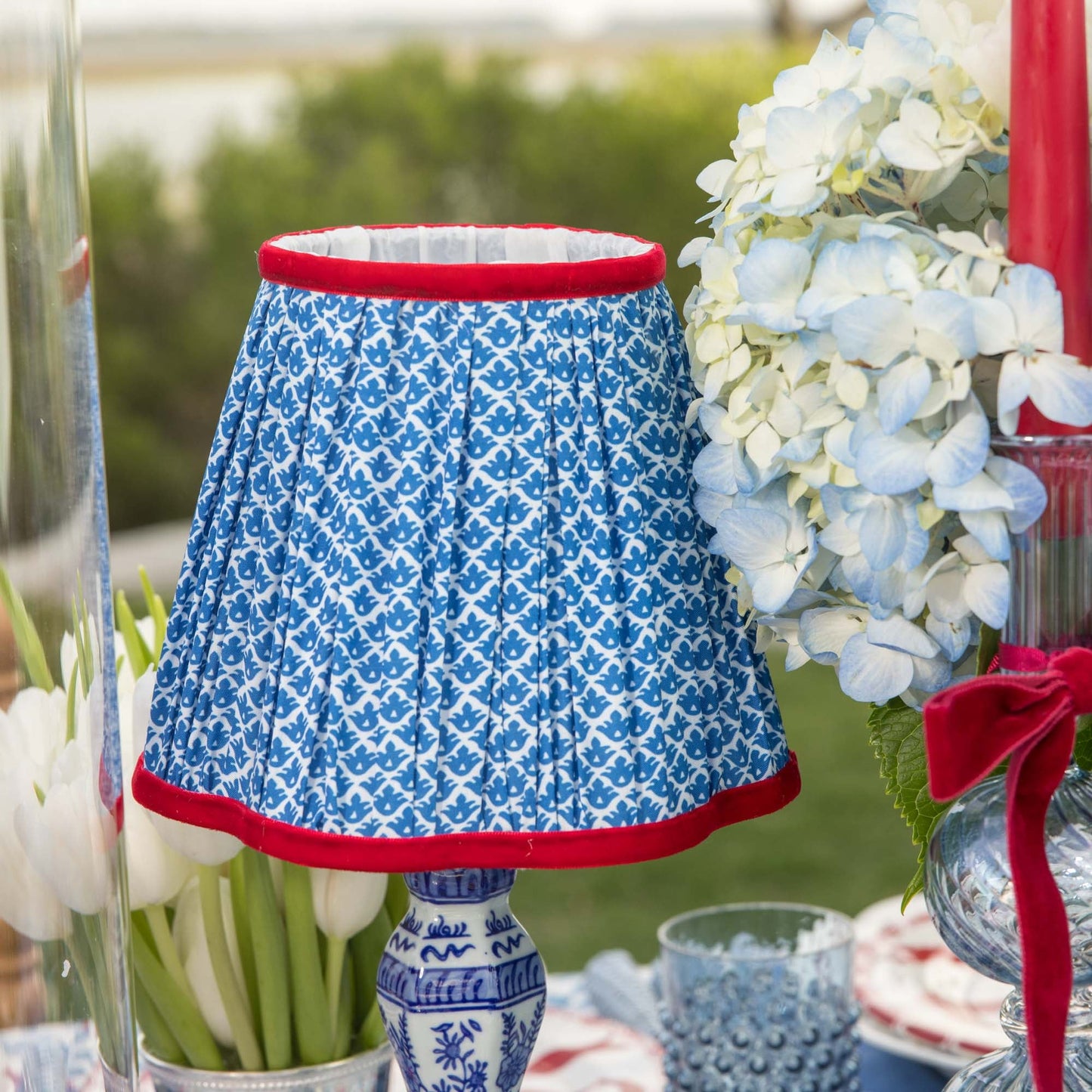 Lampada ricaricabile Serena Chinoiserie con paralume in loto cobalto e rosso (18 cm)