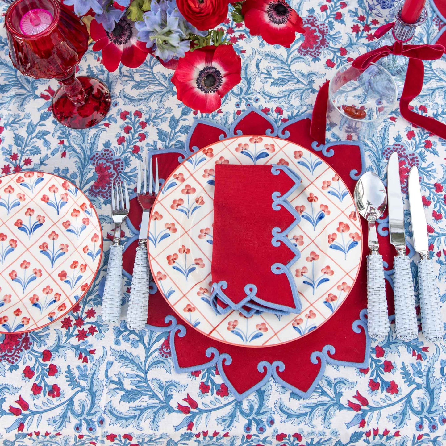 Piatti di partenza con traliccio floreale blu e rosso (set da 4)