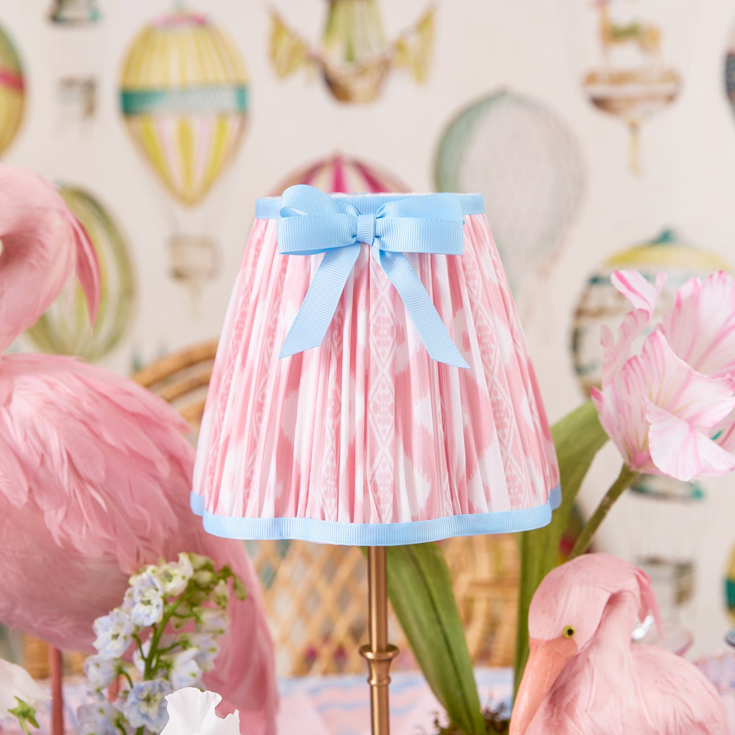 Lampada ricaricabile Edie con paralume in ikat rosa e blu (18 cm)