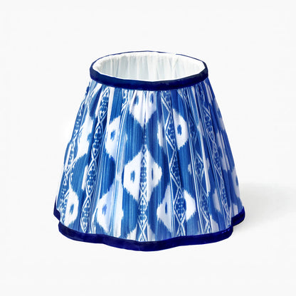 Lampada ricaricabile per cani Staffordshire con paralume in ikat color cobalto (coppia)