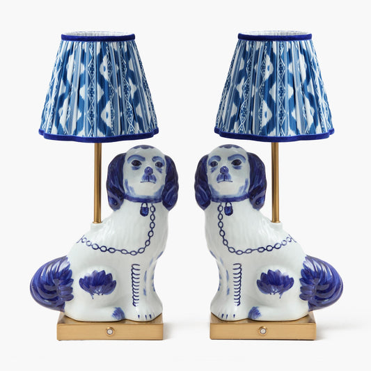 Lampada ricaricabile per cani Staffordshire con paralume in ikat color cobalto (coppia)