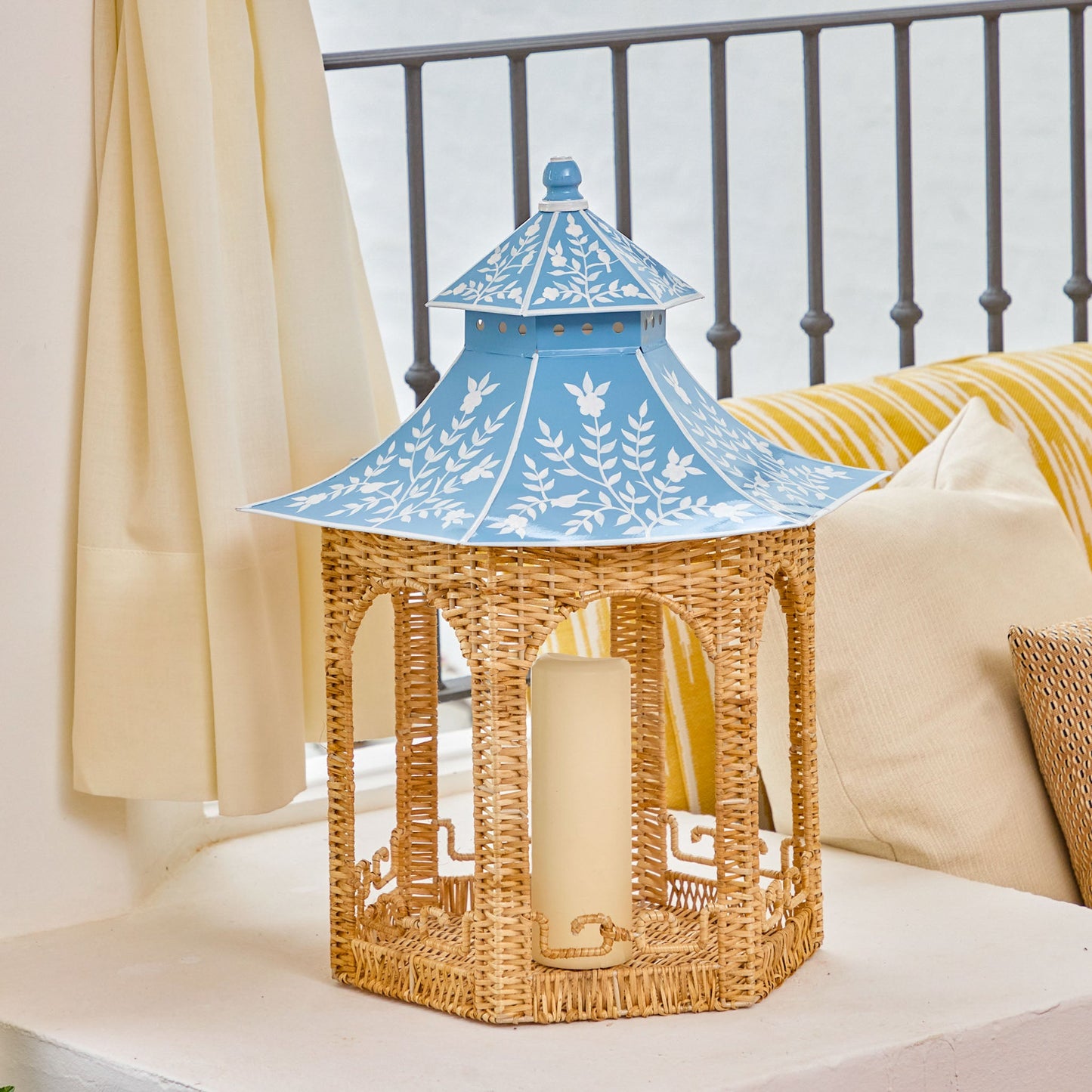 Grande lanterna pagoda in rattan naturale e chinoiserie blu