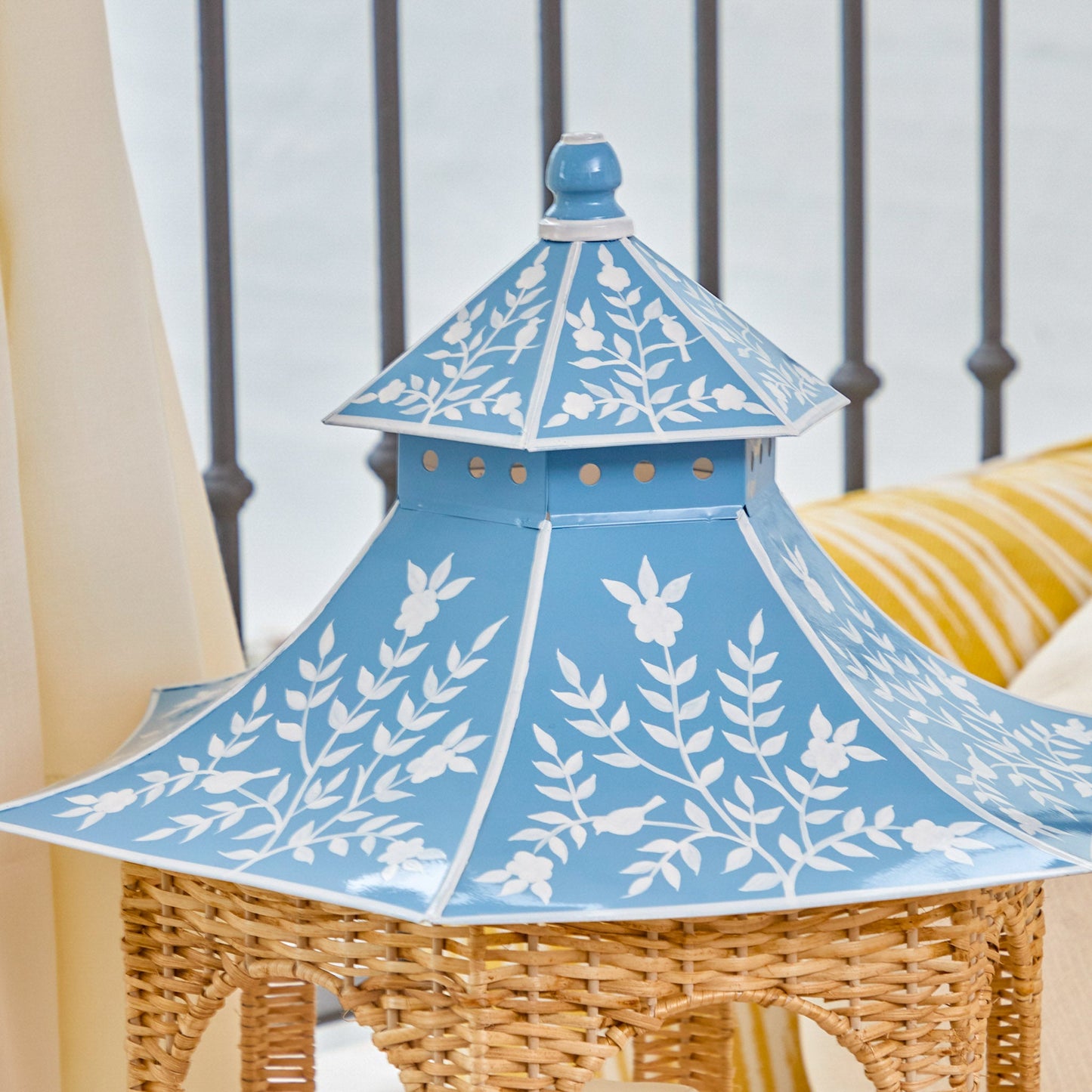 Grande lanterna pagoda in rattan naturale e chinoiserie blu
