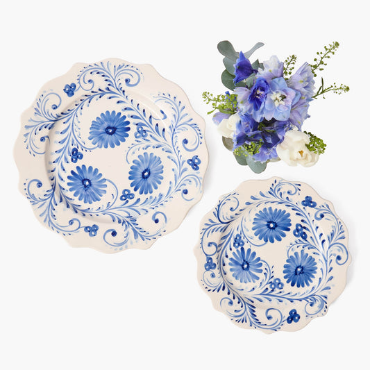 Piatto di antipasti con fiori blu