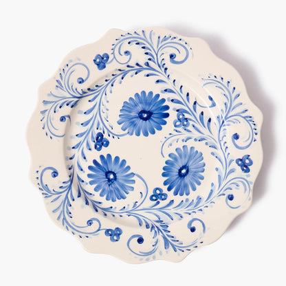 Piatto di antipasti con fiori blu