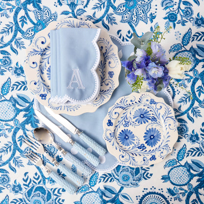 Piatto di antipasti con fiori blu