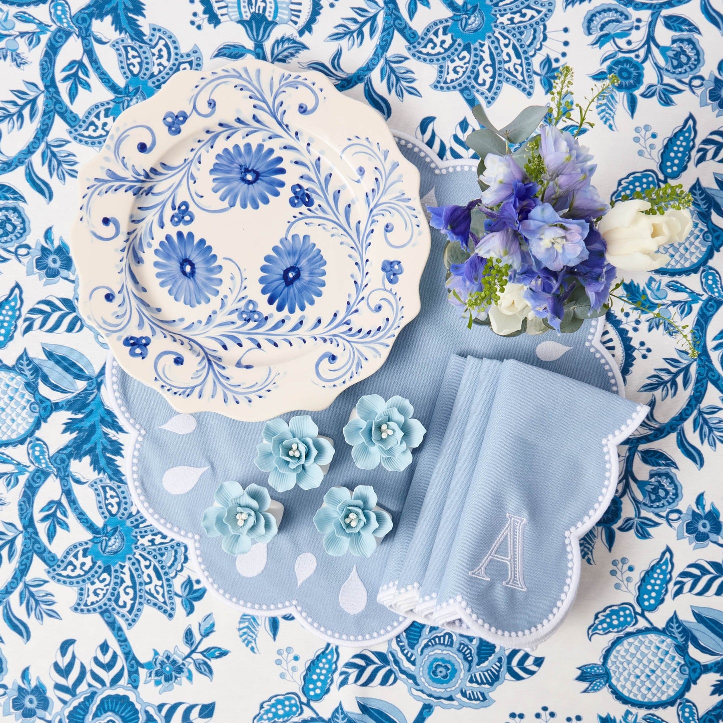 Piatto piano con fiori blu