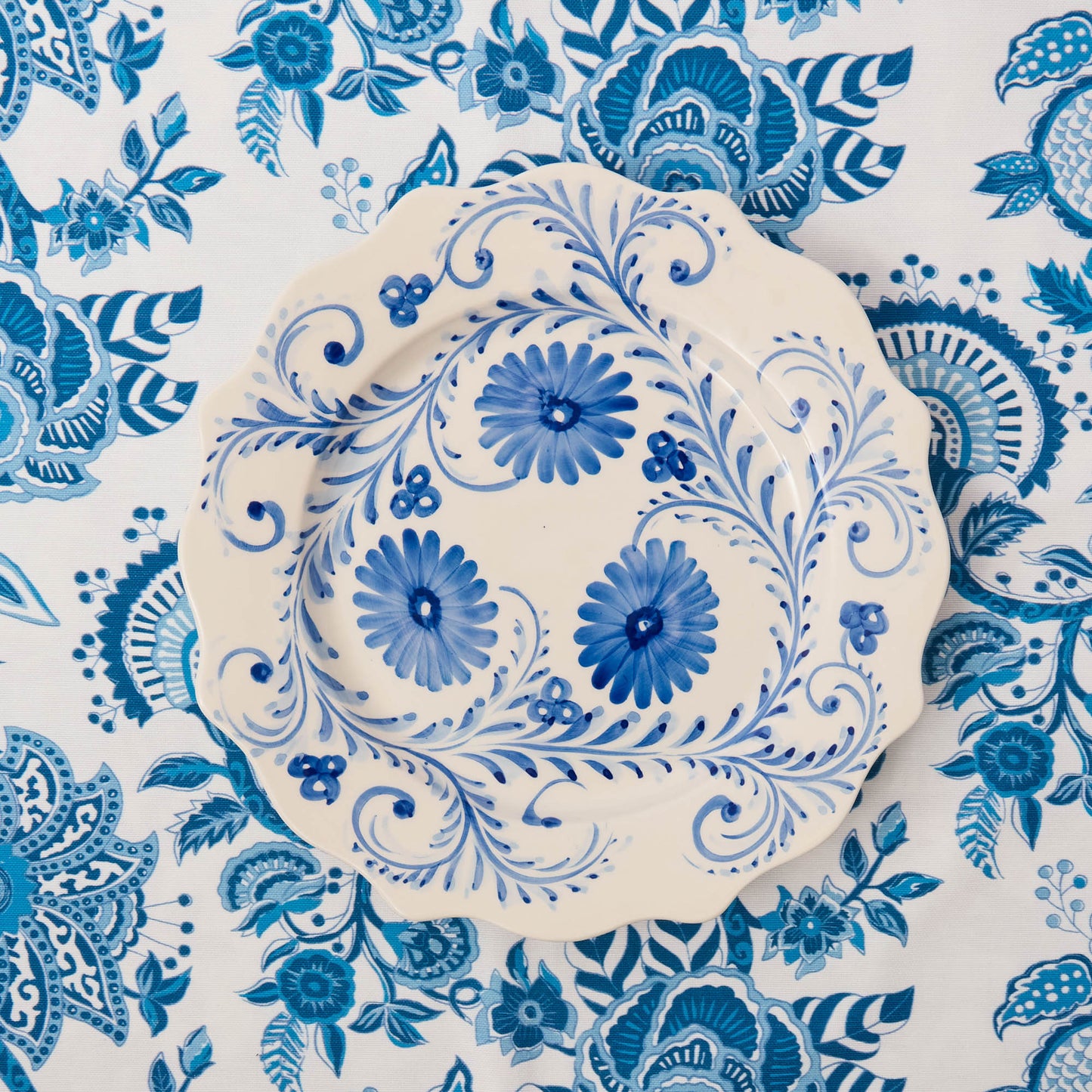 Piatto di antipasti con fiori blu