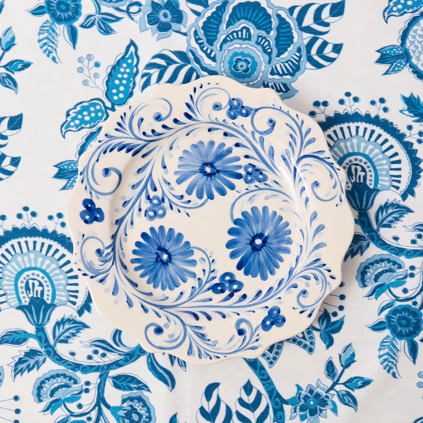 Piatto piano con fiori blu
